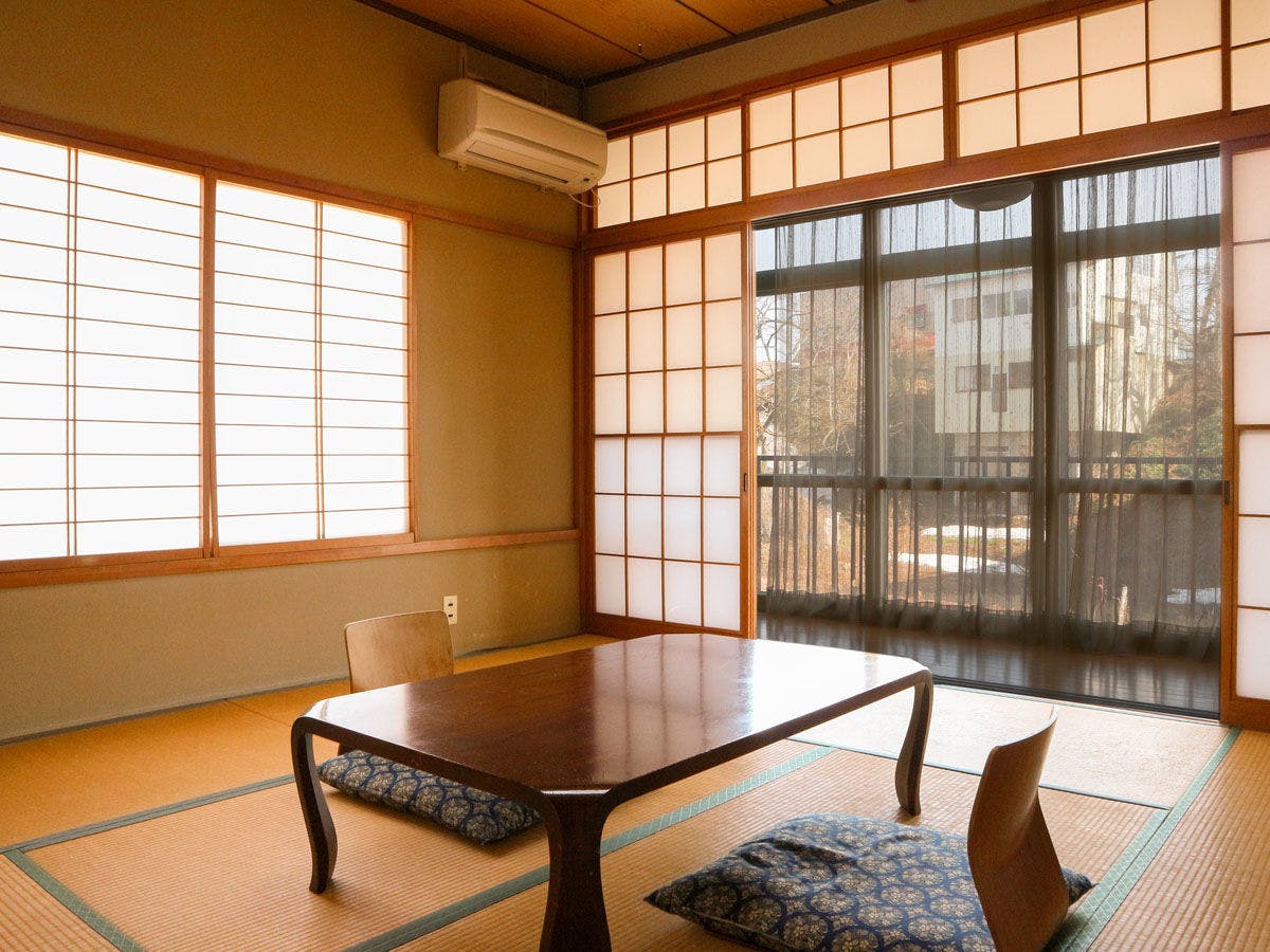 *ห้องพักสไตล์ญี่ปุ่นฝั่งลำธารอาคารเก่า / ห้องพักที่หันหน้าไปทางแม่น้ำโอกุนิ.