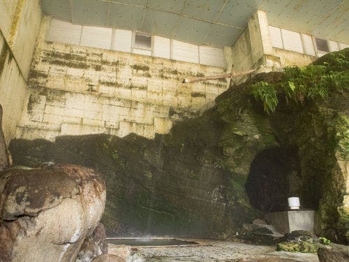 *岩風呂／手彫りの岩風呂は江戸時代から