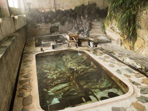 *岩風呂／底からじわじわ湧き出す自噴泉！