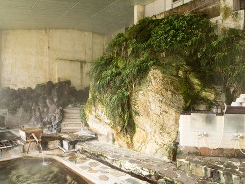 *岩風呂／約60℃の源泉を24時間掛け流し。