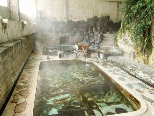 *岩風呂／高温を適温にするのは湯守の知恵