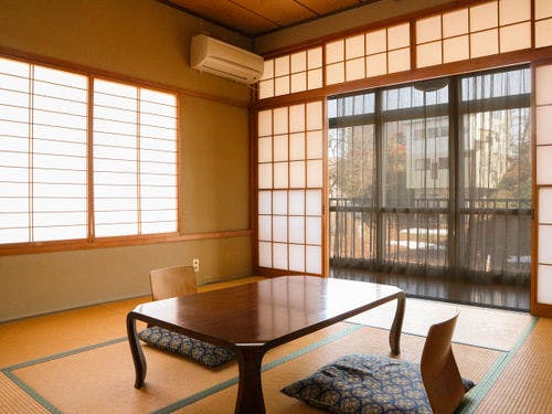 *旧館渓流側和室／小国川に面したお部屋。