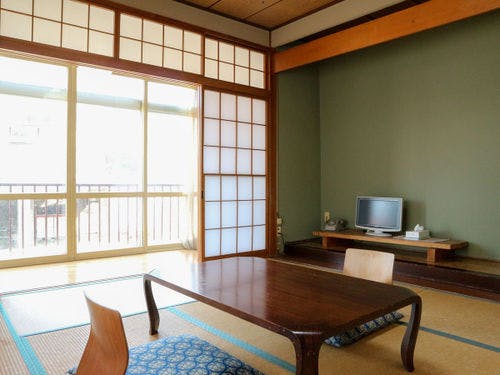 *旧館渓流側和室／小国川に面したお部屋。