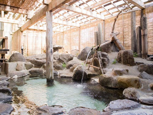 *露天風呂／小国川のせせらぎが心地よい