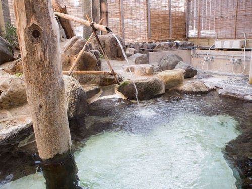 *露天風呂／屋根付で雨や雪の日でもOK