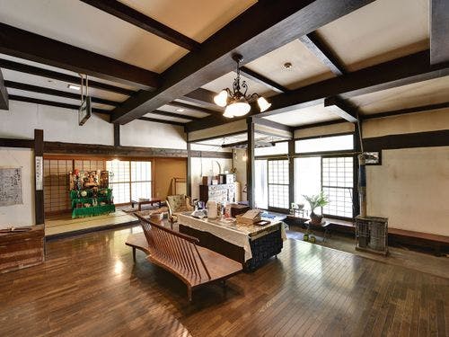 *ロビー(昼)／有名デザイナー作のベンチ