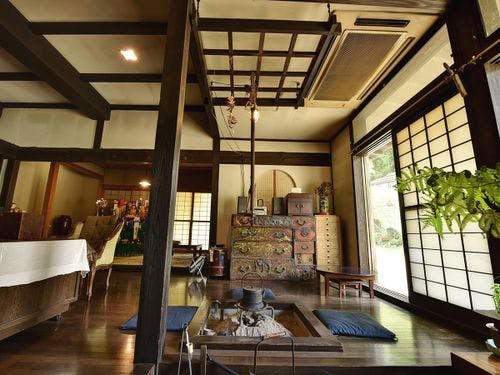 *ロビー(昼)／昔ながらの囲炉裏に箪笥。