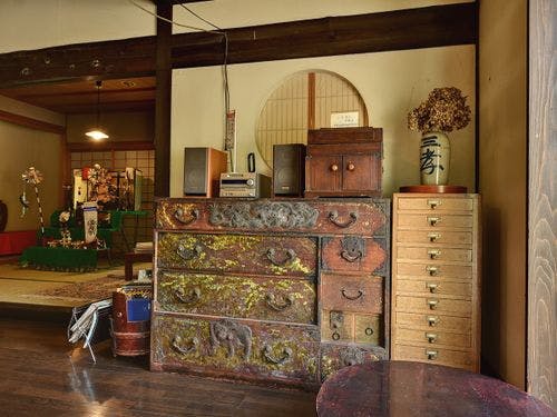 *ロビー(昼)／重厚感のある箪笥。