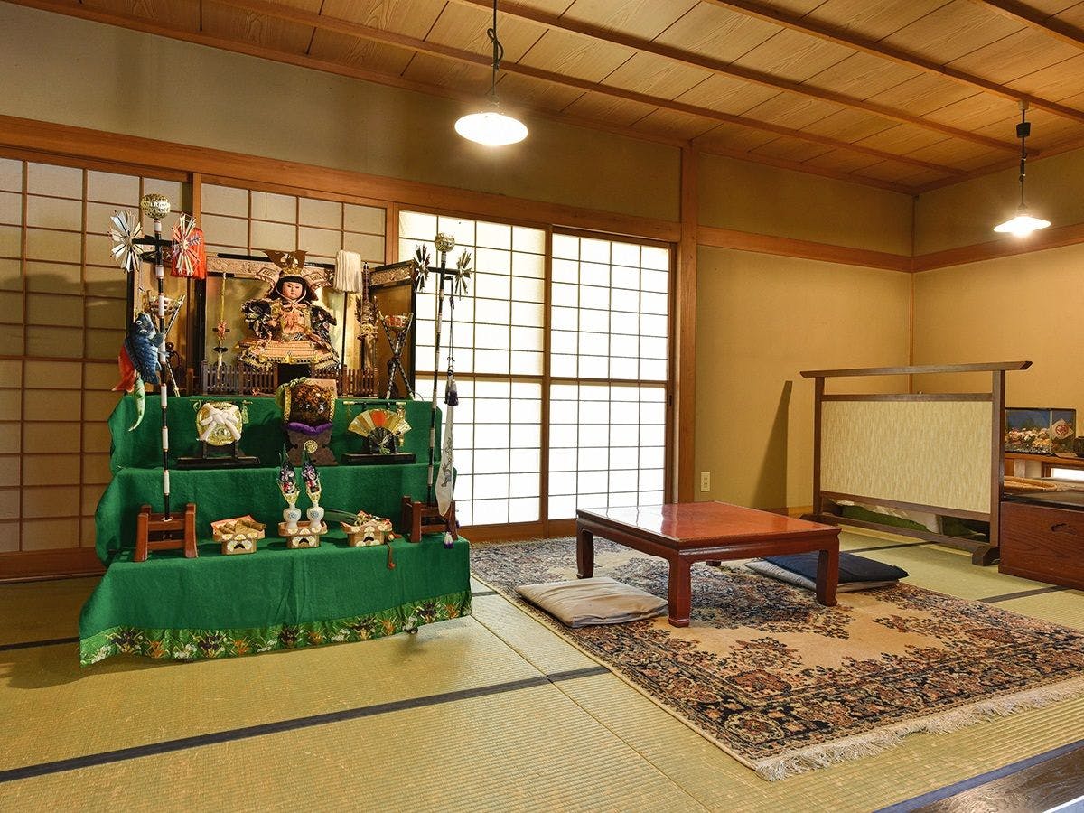 ตุ๊กตาพฤษภาคมในล็อบบี้ (กลางวัน)