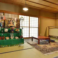 ตุ๊กตาพฤษภาคมในล็อบบี้ (กลางวัน)