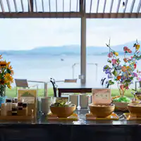 รับประทานอาหารเช้าพร้อมชมวิวทะเลสาบชินจิ