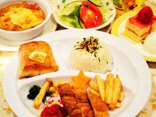お子様プレート、大人と同じ料理を1皿に。