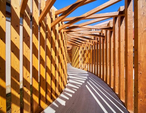 旅のはじまりを演出する個性的なアーチ