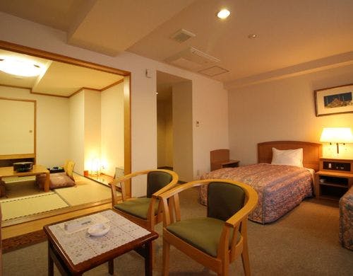 和洋室（23平米＋8畳）