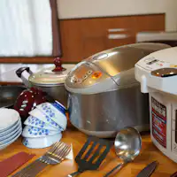 อุปกรณ์ทำอาหารและภาชนะต่าง ๆ มีครบครันภายในคอทเทจ