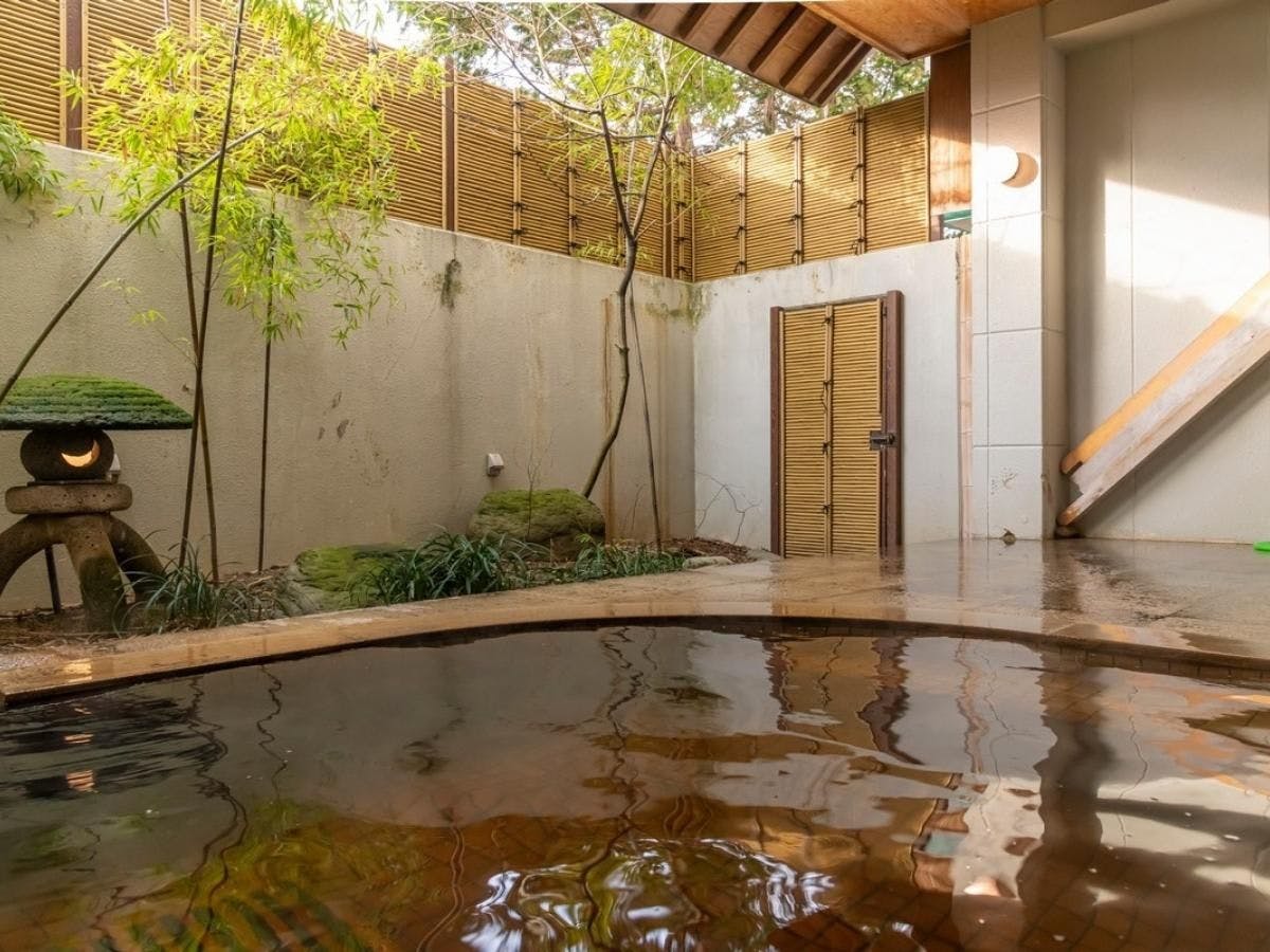 บ่อน้ำพุร้อนกลางแจ้ง