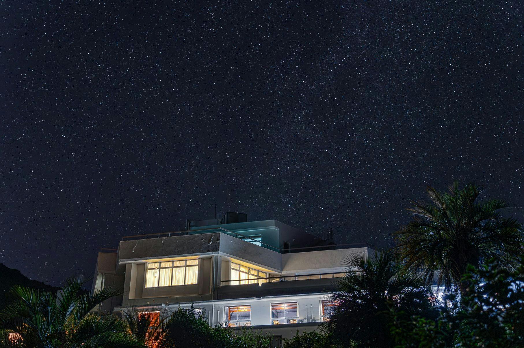 โรงแรมซันนี่ไซด์ อาคารหลัก และวิวท้องฟ้ายามค่ำคืน