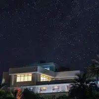 โรงแรมซันนี่ไซด์ อาคารหลัก และวิวท้องฟ้ายามค่ำคืน