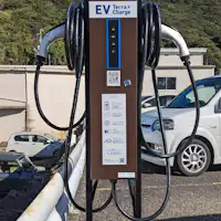 เราได้ติดตั้งสิ่งอำนวยความสะดวกสำหรับชาร์จรถยนต์ไฟฟ้าในที่จอดรถแล้ว