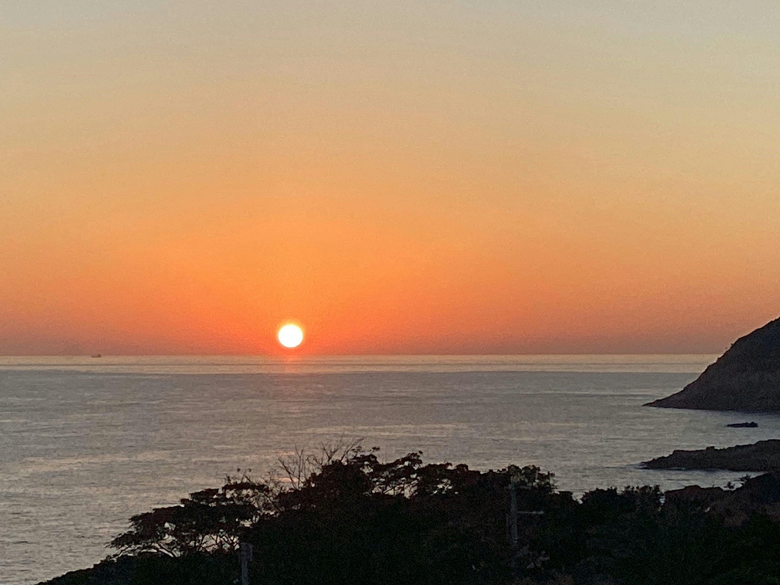 วิวพระอาทิตย์ตกดินที่ค่อยๆ ลับขอบฟ้าในมหาสมุทรแปซิฟิก.