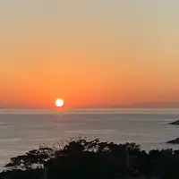 วิวพระอาทิตย์ตกดินที่ค่อยๆ ลับขอบฟ้าในมหาสมุทรแปซิฟิก.