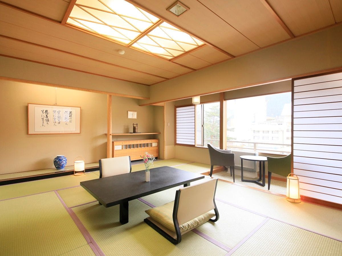 ห้องพักที่มีกลิ่นหอมของเสื่อทาทามิที่ทำให้รู้สึกสบาย