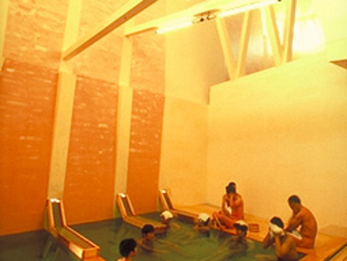 โดดเด่นด้วยอาคารปูนสีเหลืองสมัยใหม่ที่ตั้งอยู่ในย่านน้ำพุร้อน