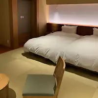 ห้องพักสำหรับ 4 คนพร้อมฝักบัวด้านสวน