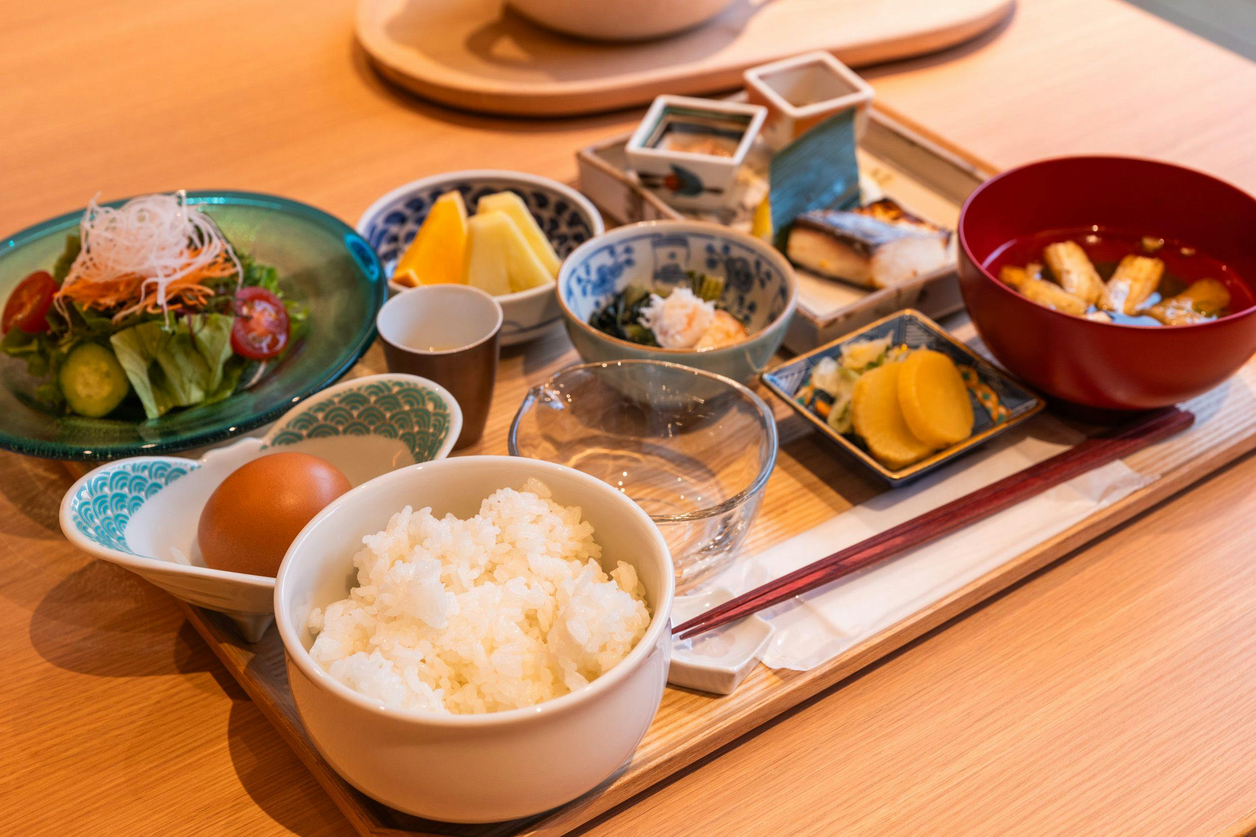 อาหารเช้าสไตล์ญี่ปุ่นที่มีข้าวสุกใหม่เป็นหลัก.