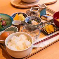 อาหารเช้าสไตล์ญี่ปุ่นที่มีข้าวสุกใหม่เป็นหลัก.