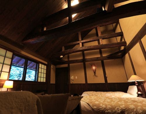 【玄武の間-ツイン】古材を使用した天井