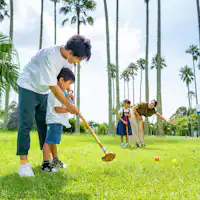 ■ Orang dewasa dan anak-anak bermain golf lapangan bersama!