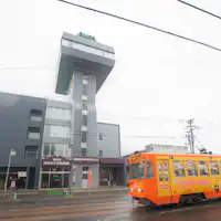 Terletak di sepanjang jalan kereta api, akses yang sangat mudah♪