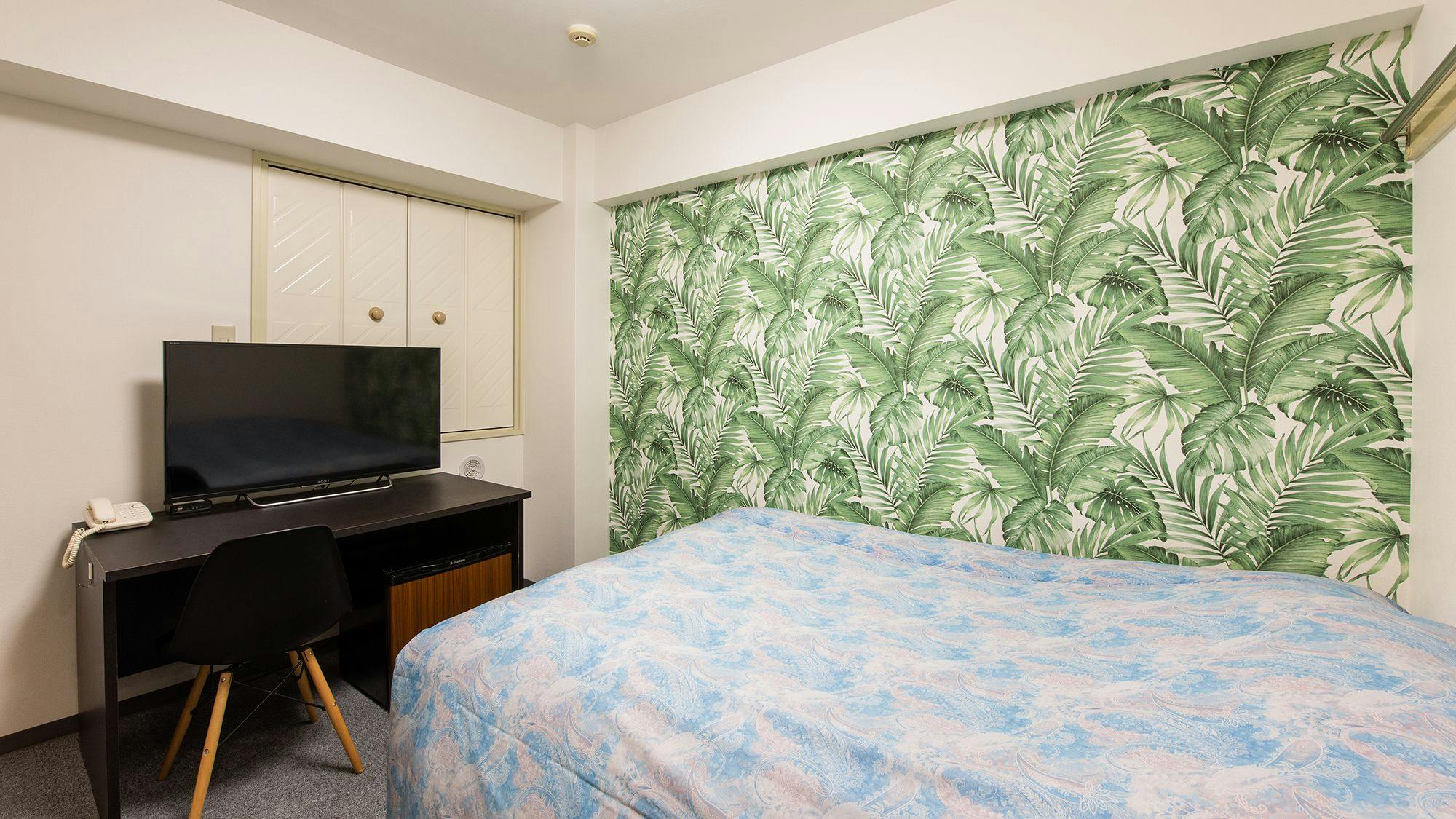 Kamar tamu direnovasi dengan lucu dengan kamar mandi dan toilet terpisah.