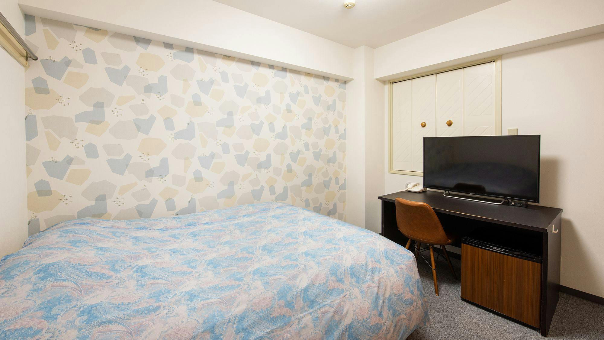 Kamar tamu direnovasi dengan lucu dengan kamar mandi dan toilet terpisah.