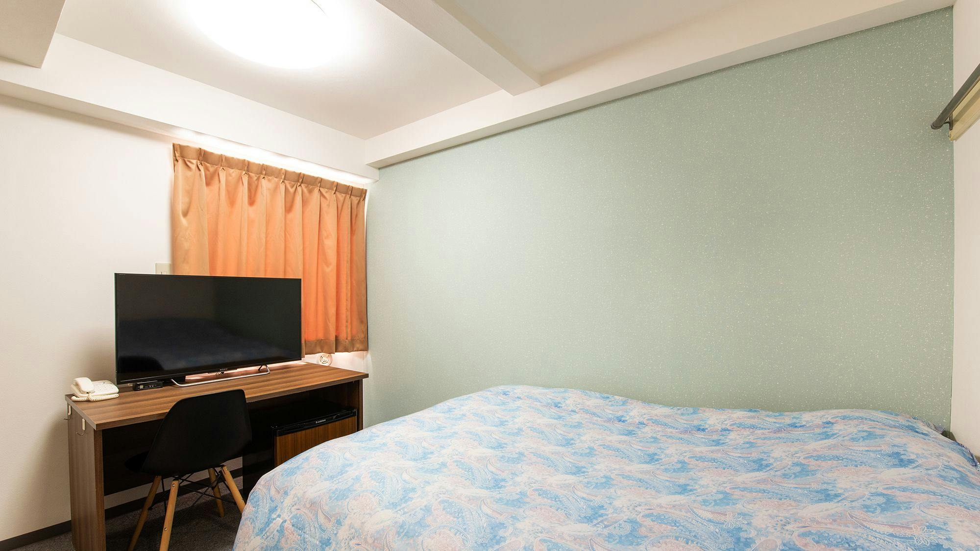 Kamar tamu direnovasi dengan lucu dengan kamar mandi dan toilet terpisah.