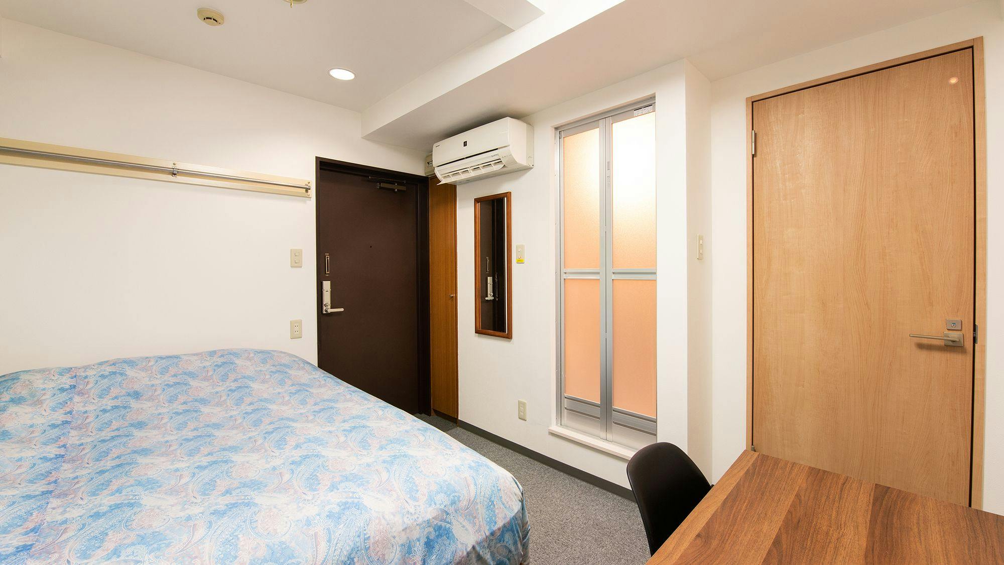 Kamar tamu direnovasi dengan lucu dengan kamar mandi dan toilet terpisah.