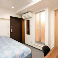 Kamar tamu direnovasi dengan lucu dengan kamar mandi dan toilet terpisah.