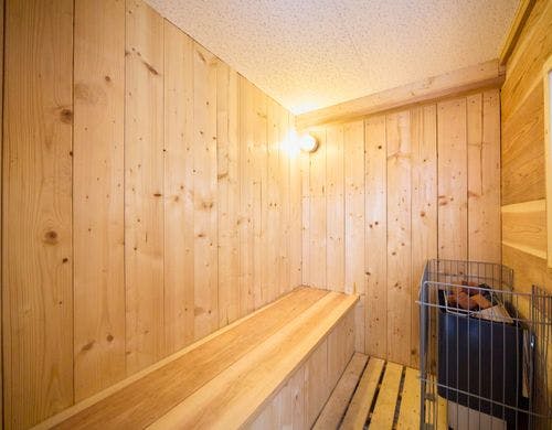 木の温もりあるサウナルーム