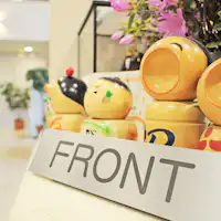 【แผนกต้อนรับ】ตุ๊กตาโคเคชิน่ารักรอต้อนรับคุณ