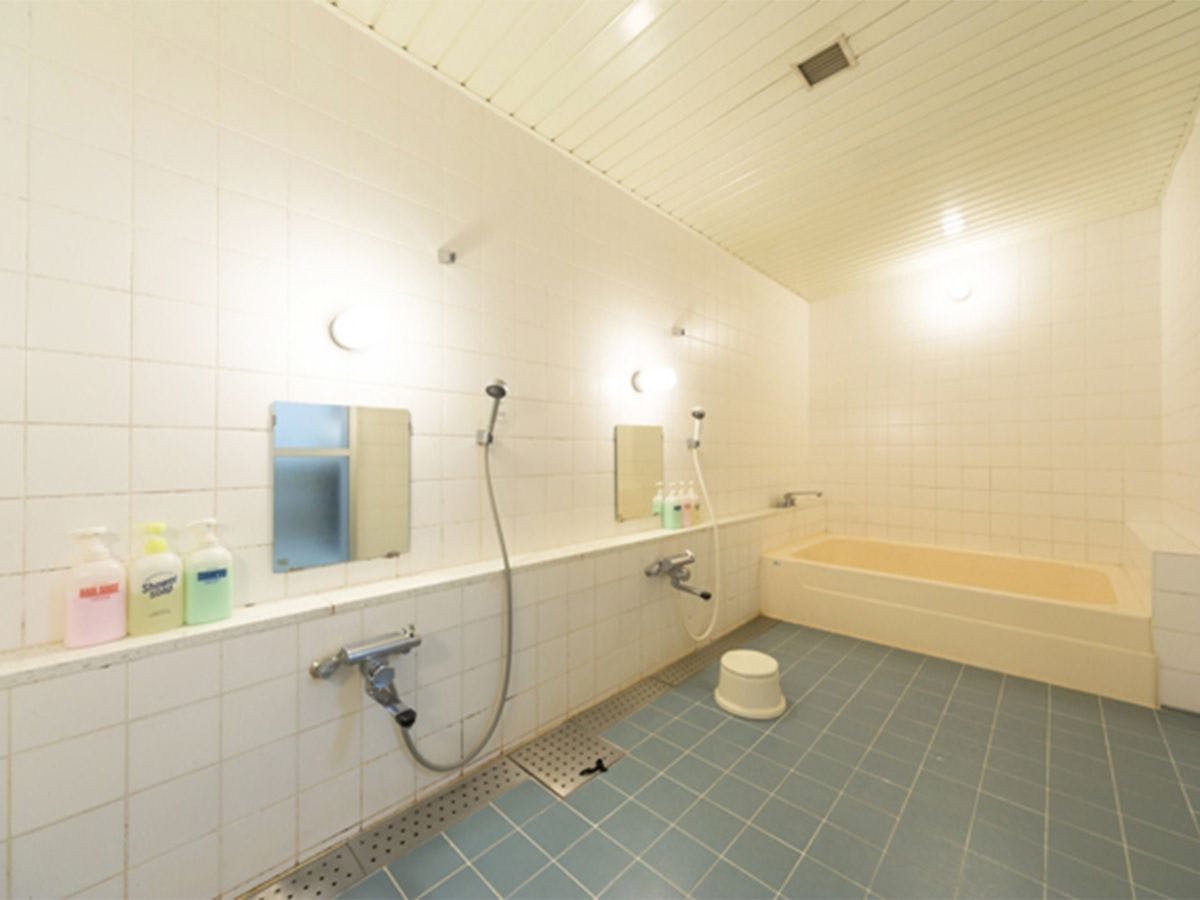 • Kamar mandi khusus untuk tamu yang menginap di ruang pelatihan.