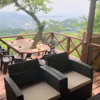 带有烧烤角落的客厅露台