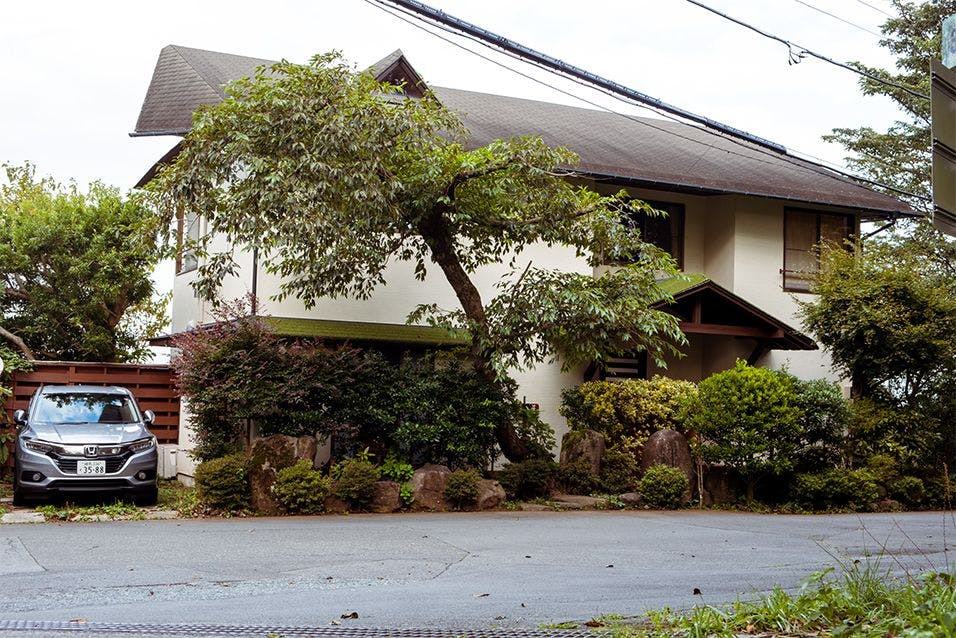 建筑外观与停车场