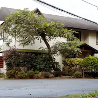 建筑外观与停车场