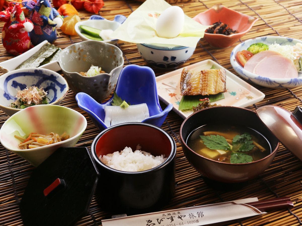 อาหารเช้าเน้นทำมือ ข้าวใช้ข้าวโคชิฮิคาริจากนีงาตะ