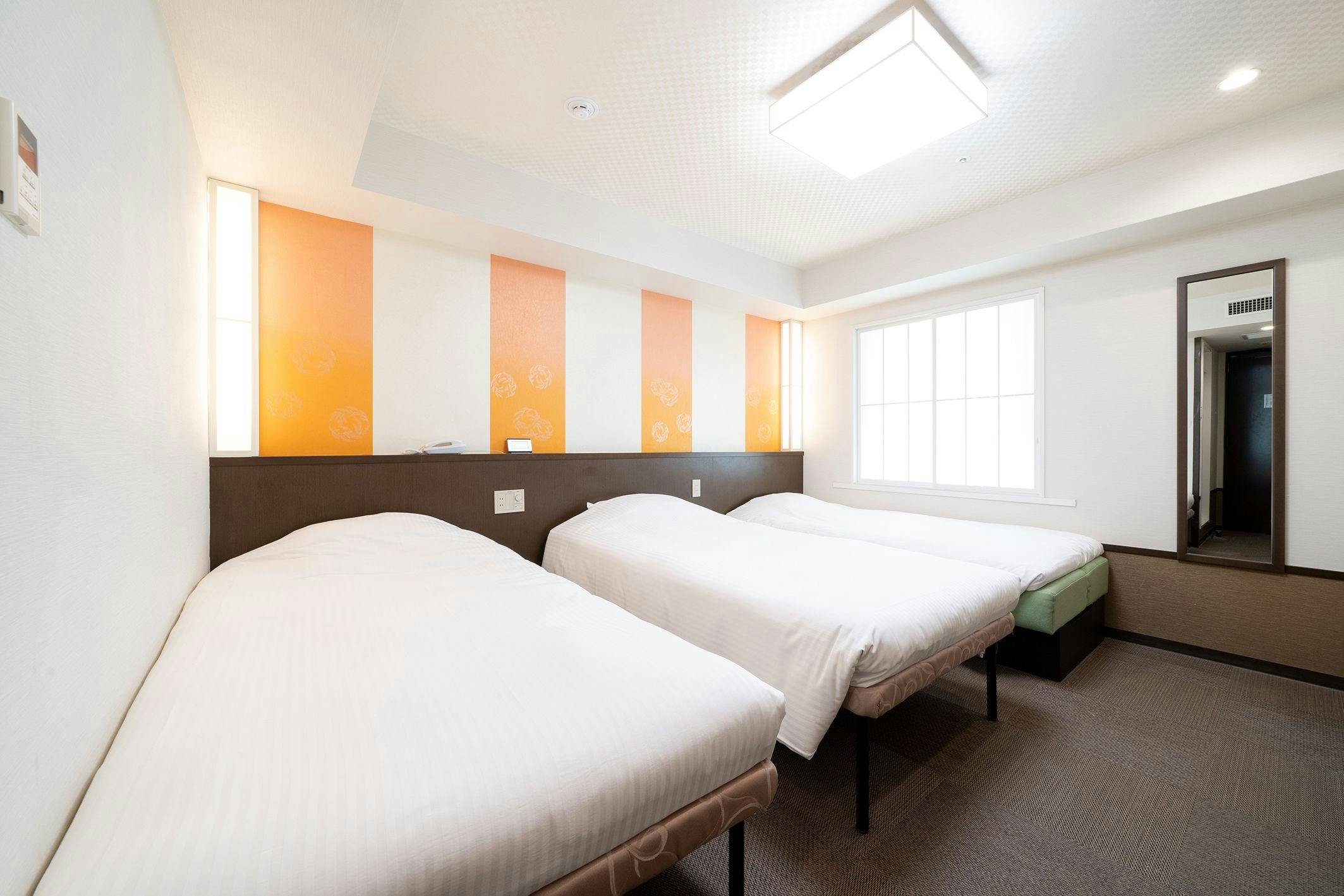 ห้องพักแบบสามคนในอาคารหลัก