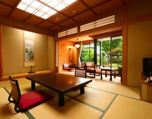 10畳和室◆大きな窓から庭園を眺める