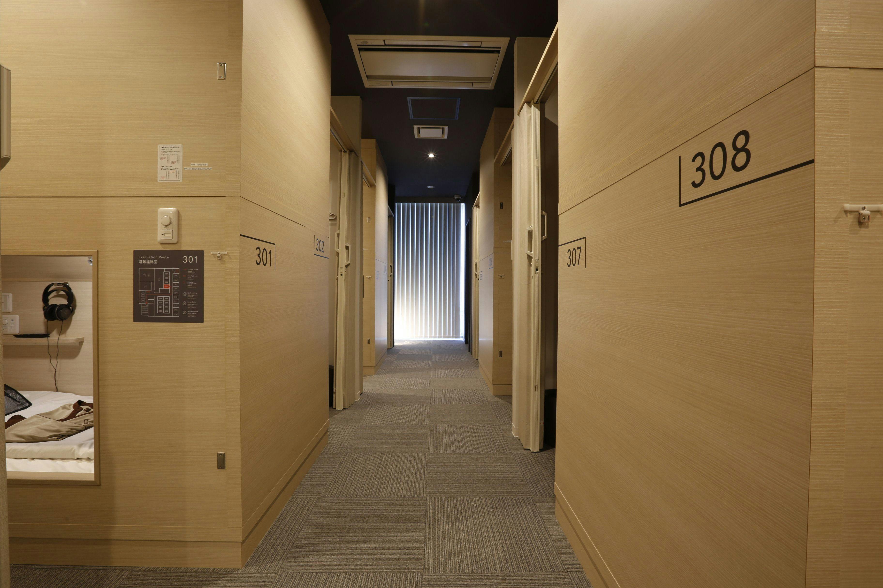 Kamar tamu dan lorong lantai 3.