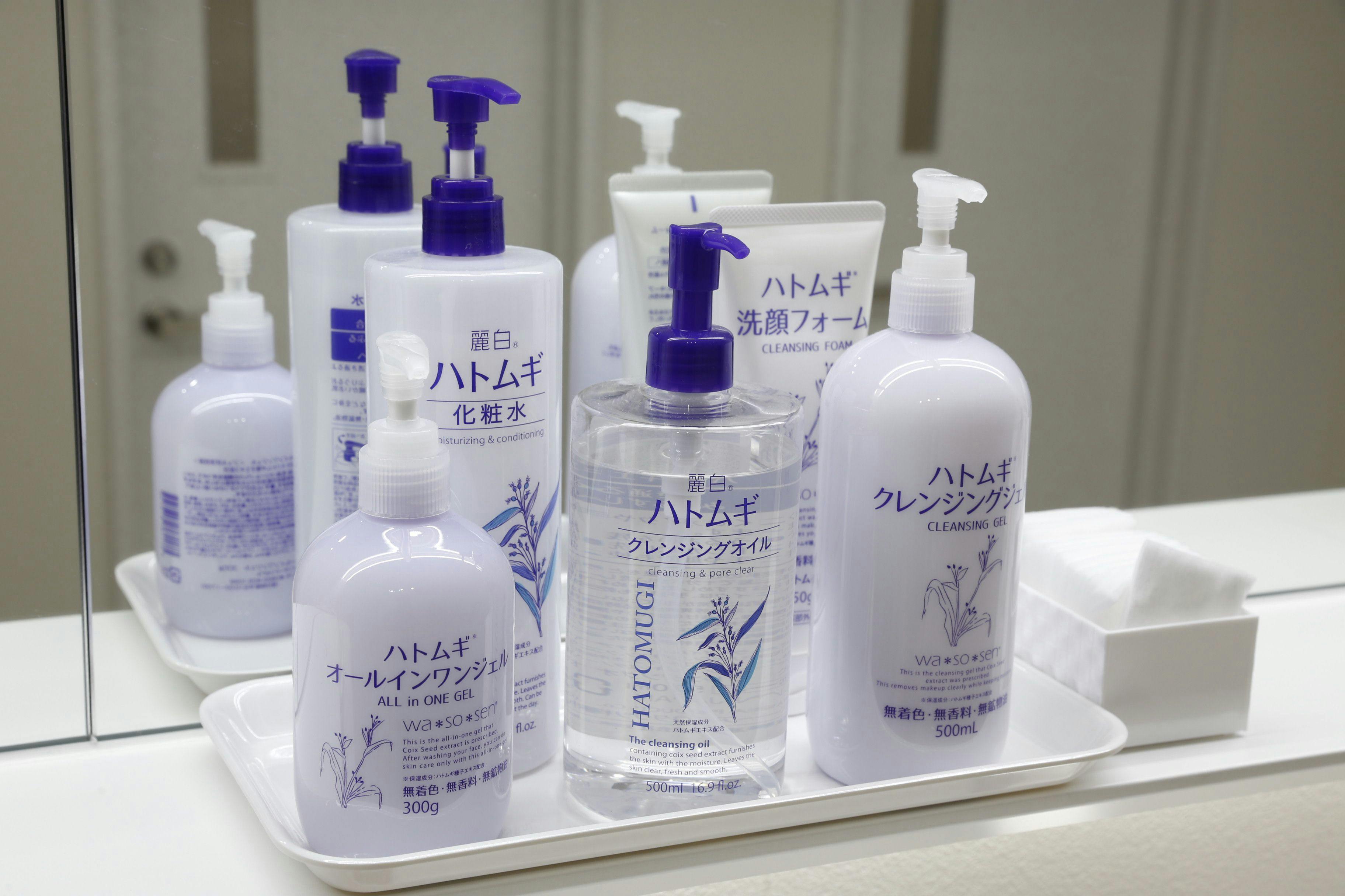 Ini adalah perlengkapan di ruang rias lantai wanita.