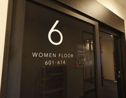 女性フロア客室前の自動ドアになります。